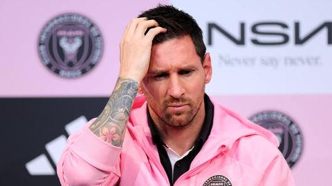 Lionel Messi bei einer Pressekonferenz in Japan