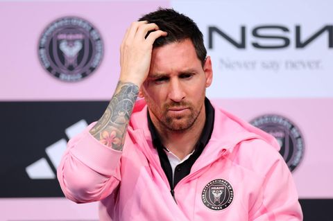 Lionel Messi bei einer Pressekonferenz in Japan