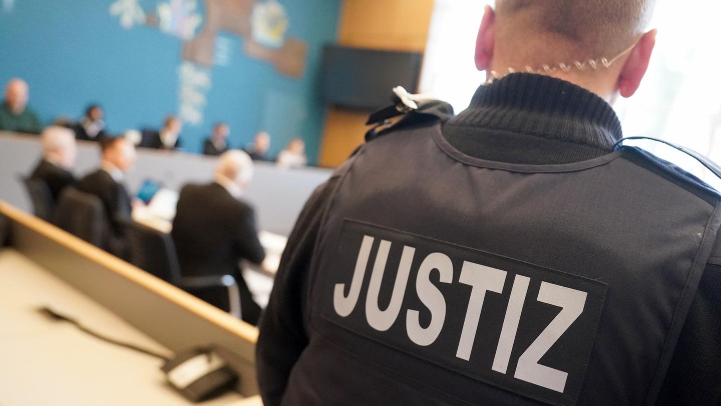 Der Angeklagte (3.v.l) sitzt neben seinen Anwälten vor Beginn des Prozesses wegen schweren sexuellen Missbrauchs eines Kindes im Sitzungssaal im Landgericht Lübeck
