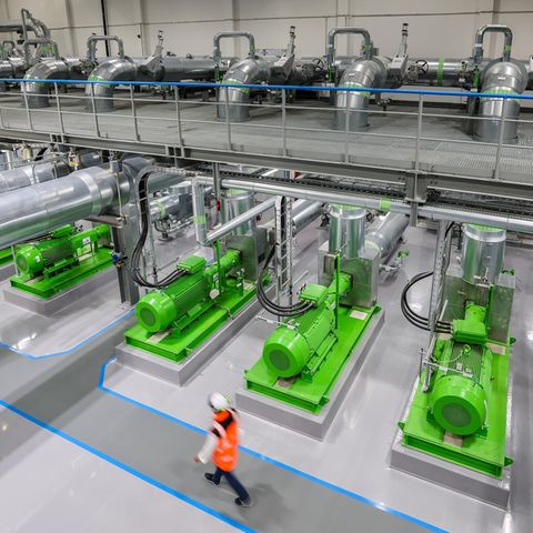 Ein Mann läuft durch ein Heizkraftwerk für Fernwärme