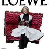 Schauspielerin Maggie Smith auf einem roten Sofa sitzend