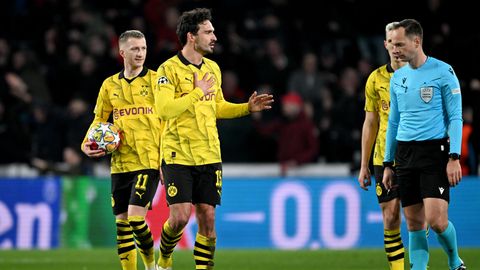 Dortmunds Mats Hummels (2.v.l.) nach der Elfmeter-Entscheidung