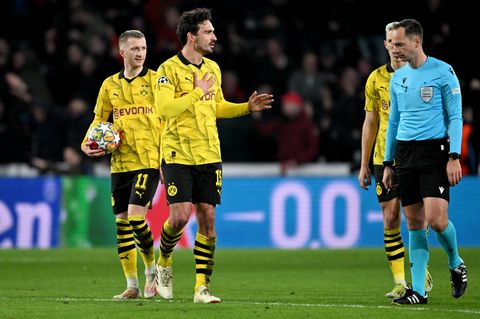 Dortmunds Mats Hummels (2.v.l.) nach der Elfmeter-Entscheidung