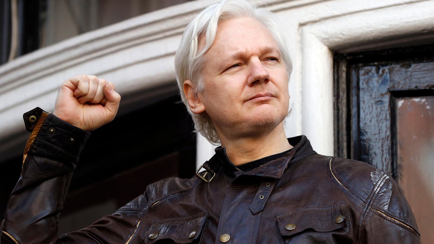Julian Assange grüßt Unterstützer vor der ecuadorianischen Botschaft in London (Archivbild vom 19. Mai 2017)