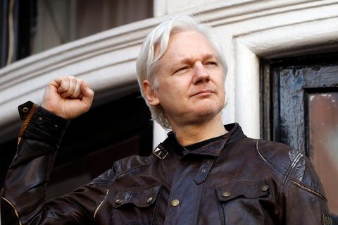 Julian Assange grüßt Unterstützer vor der ecuadorianischen Botschaft in London (Archivbild vom 19. Mai 2017)