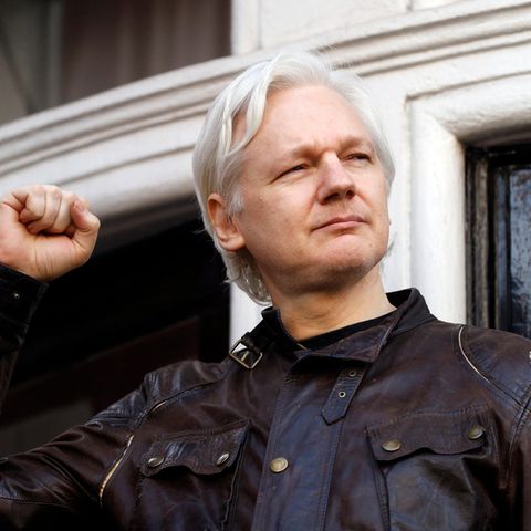 Julian Assange grüßt Unterstützer vor der ecuadorianischen Botschaft in London (Archivbild vom 19. Mai 2017)