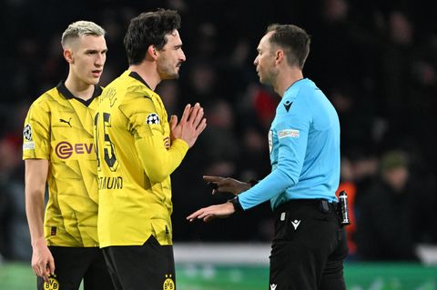 Mats Hummels spricht mit Schiedsrichter Srdjan Jovanovic