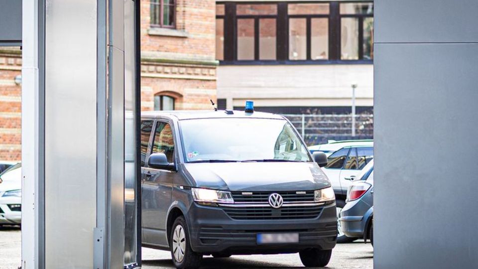 Ein Fahrzeug verlässt mit dem im Maddie-Prozess Angeklagten Christian B. einen Innenhof vom Landgericht