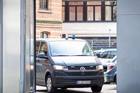 Ein Fahrzeug verlässt mit dem im Maddie-Prozess Angeklagten Christian B. einen Innenhof vom Landgericht