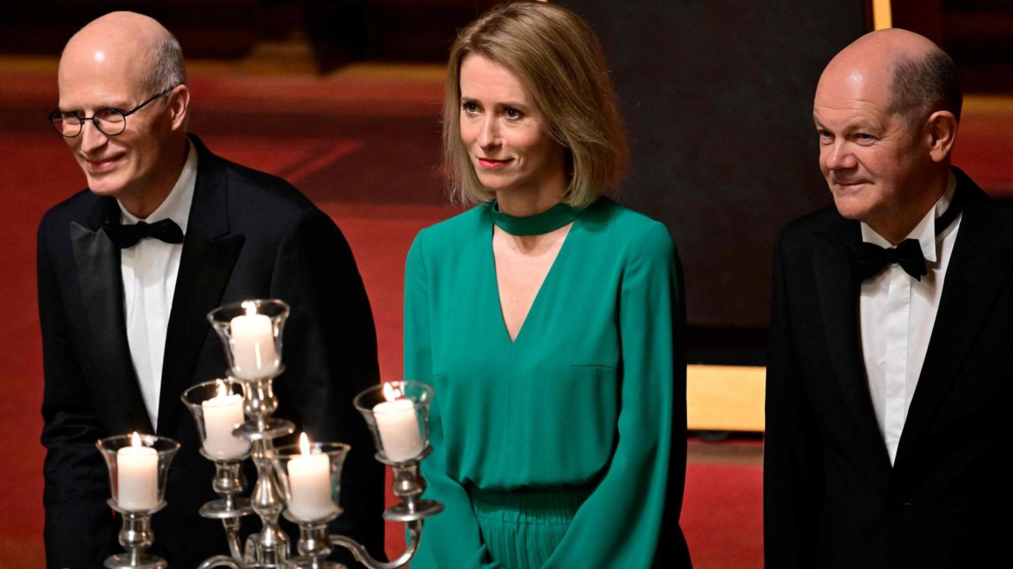Kaja Kallas beim Matthiae-Mahl mit Hamburgs Erstem Bürgermeister Peter Tschentscher und Bundeskanzler Olaf Scholz