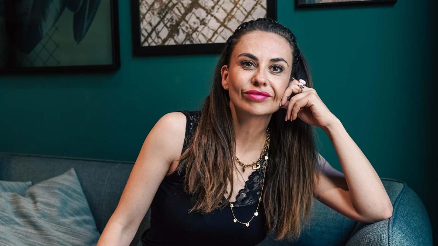 Muss sich um Geld keine Sorgen machen: Sarah Tschernigow sitzt auf der Couch