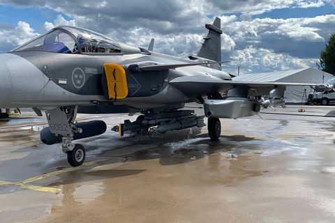 Die Taurus KEPD 350 auf einer Ausstellung.