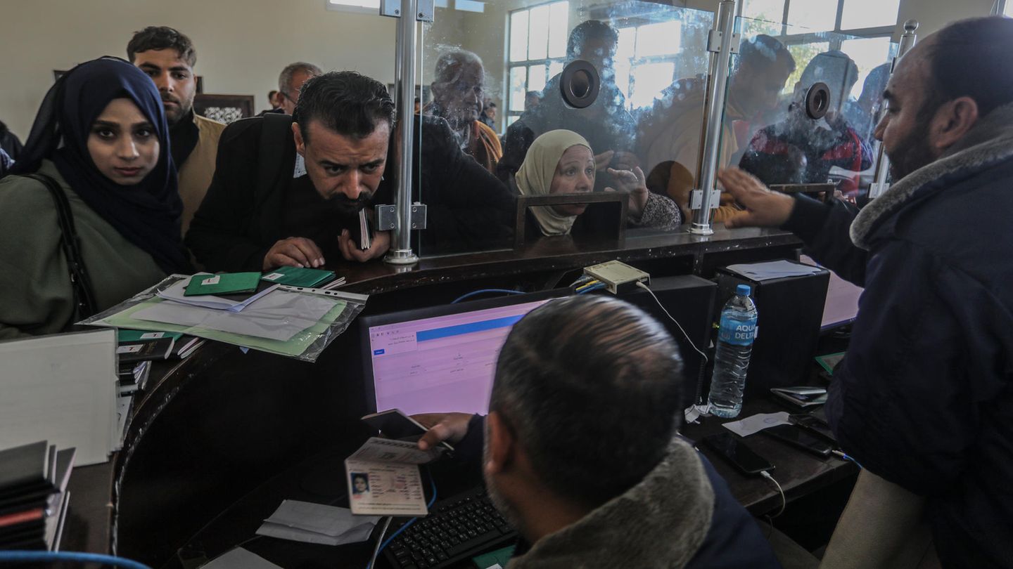 Israel threatens major offensive: Will Egypt open the border to Gaza?