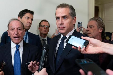Joe Bidens Sohn Hunter Biden in Begleitung seines Anwalts Abbe Lowell (l) nach einer Anhörung des House Oversight Committees