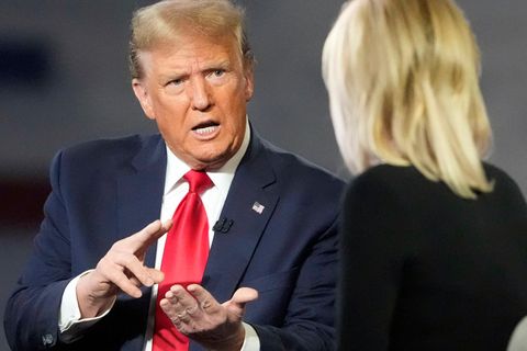 Donald Trump mit Fox-Moderatorin Laura Ingraham: In der Nachrichtensendung hat der Ex-US-Päsident sich erneut zum Tod von Alexej Nawalny geäußert