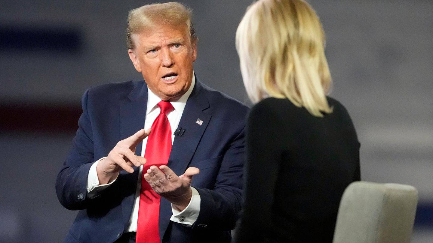 Donald Trump mit Fox-Moderatorin Laura Ingraham: In der Nachrichtensendung hat der Ex-US-Päsident sich erneut zum Tod von Alexej Nawalny geäußert