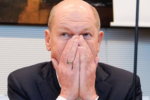Kanzler Olaf Scholz (SPD) am Kabinettstisch