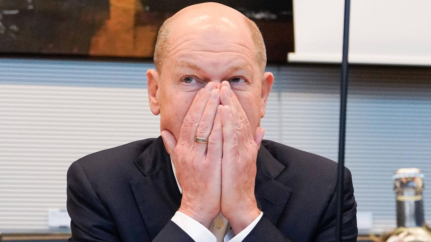 Kanzler Olaf Scholz (SPD) am Kabinettstisch