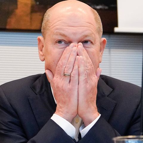 Kanzler Olaf Scholz (SPD) am Kabinettstisch