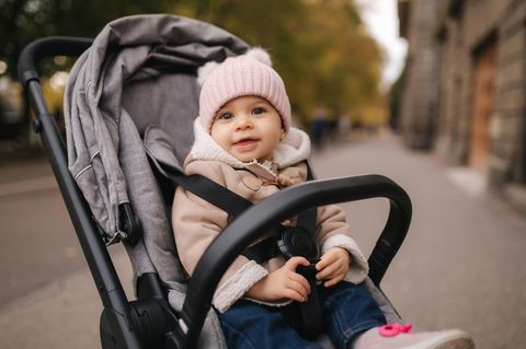 Symbolfoto zum Thema Stiftung Warentest: Ein Kind sitzt in einem Buggy