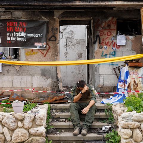 Ein Soldat besucht den zertörten Kibbuz Kfar Aza