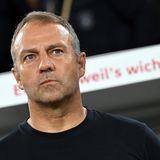 Der Ex-Bundestrainer hat den FC Bayern im Corona-Jahr 2020 zum letzten Triple geführt. Ein Jahr später beendete er sein Engagement an der Säbener Straße, weil er offenbar mit dem damaligen Sportvorstand Hasan Salihamidzic nicht zurechtkam. Salihamidzic ist inzwischen weg. Der Weg wäre frei. Flick war immerhin derjenige, der den Verein zum größten Erfolg seiner Geschichte führte, dem Triple 2020. Aber aufgewärmte Liebesbeziehungen sind stets eine riskante Angelegenheit.