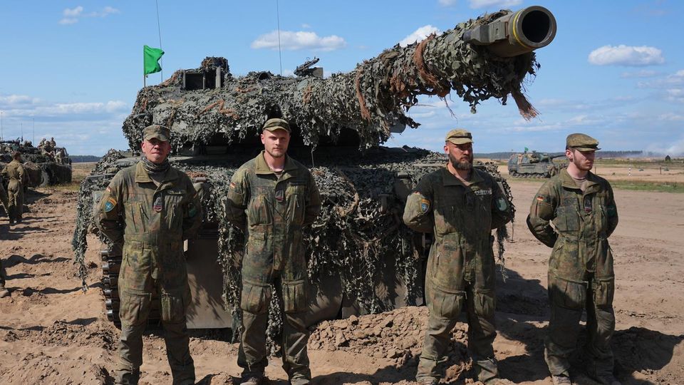Die deutsche Besatzung eines Kampfpanzers Leopard 2A6 auf einem Truppenübungsplatz