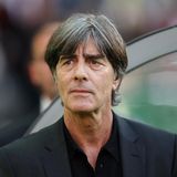 2014 führte Löw Deutschland zum vierten WM-Titel. Insgesamt 15 Jahre war der Schwarzwälder bis 2021 Bundestrainer. Seitdem war das richtige Angebot für Löw noch nicht dabei. Kommt es nun bei den Bayern zum sensationellen Comeback? Mit einer Reihe von Stars wie Manuel Neuer, Thomas Müller und Joshua Kimmich hat er jedenfalls lange zusammengearbeitet.