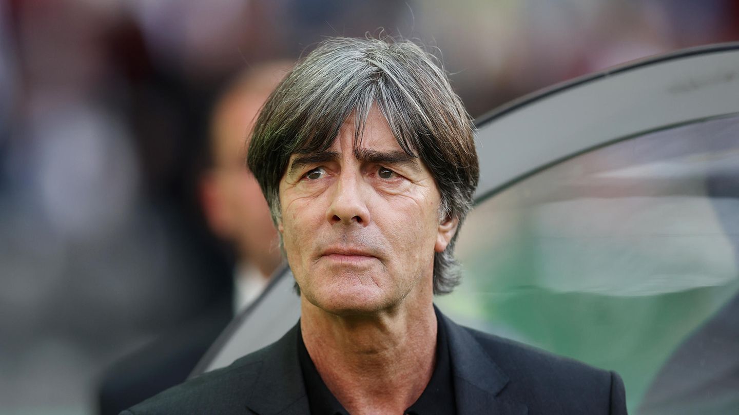 Joachim Löw 2014 führte Löw Deutschland zum vierten WM-Titel. Insgesamt 15 Jahre war der Schwarzwälder bis 2021 Bundestrainer. Seitdem war das richtige Angebot für Löw noch nicht dabei. Kommt es nun bei den Bayern zum sensationellen Comeback? Mit einer Reihe von Stars wie Manuel Neuer, Thomas Müller und Joshua Kimmich hat er jedenfalls lange zusammengearbeitet.