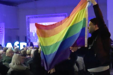 Thüringen: Störer präsentieren Regenbogen-Flagge bei Rede von Björn Höcke