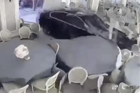Mann verwechselt Bremse mit Gas – Einpark-Versuch endet mitten im Restaurant