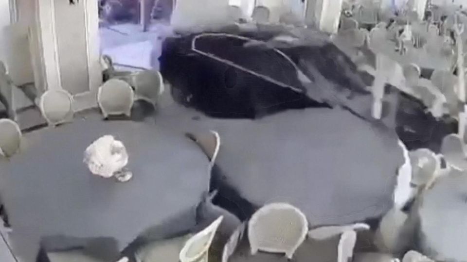 Mann verwechselt Bremse mit Gas – Einpark-Versuch endet mitten im Restaurant