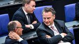 Die gemeinsame Fraktion von CDU und CSU (links ist Fraktionsvorsitzender Friedrich Merz zu sehen) liegt im soliden Fleiß-Mittelfeld. 5,9 Prozent der Fraktionsabgeordneten meldete sich krank, wenn der Bundestag zusammenkam. Das entspricht 1757 Fehlstunden.