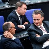 Die gemeinsame Fraktion von CDU und CSU (links ist Fraktionsvorsitzender Friedrich Merz zu sehen) liegt im soliden Fleiß-Mittelfeld. 5,9 Prozent der Fraktionsabgeordneten meldete sich krank, wenn der Bundestag zusammenkam. Das entspricht 1757 Fehlstunden.