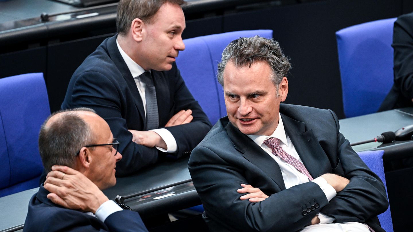 Die gemeinsame Fraktion von CDU und CSU (links ist Fraktionsvorsitzender Friedrich Merz zu sehen) liegt im soliden Fleiß-Mittelfeld. 5,9 Prozent der Fraktionsabgeordneten meldete sich krank, wenn der Bundestag zusammenkam. Das entspricht 1757 Fehlstunden.