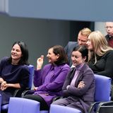 Die grüne Fraktion liegt im Faulheitranking auf den dritten Platz, allerdings schon mit ein bisschen Abstand zu Linken und AfD. 6,9 Prozent der Fraktionsmitglieder haben sich bei Plenarsitzungen entschuldigt. In absoluten Zahlen bedeutet das 1246 Fehltage.