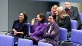 Die grüne Fraktion liegt im Faulheitranking auf den dritten Platz, allerdings schon mit ein bisschen Abstand zu Linken und AfD. 6,9 Prozent der Fraktionsmitglieder haben sich bei Plenarsitzungen entschuldigt. In absoluten Zahlen bedeutet das 1246 Fehltage.
