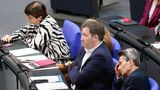 Die SPD-Vorsitzenden Saskia Esken und Lars Klingbeil und Fraktionschef Rolf Mützenich (r.) wirken leicht überarbeitet. Und dann noch die schlechten Umfragewerte für die Sozis und die Ampel-Koalition. Im Faulheitsranking steht die Fraktion aber nicht so schlecht da. 5,6 Prozent legten eine Entschuldigung für das Fehlen bei Bundestagssitzungen vor. In absoluten Zahlen sind das 1765 Fehltage bisher.