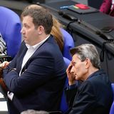 Die SPD-Vorsitzenden Saskia Esken und Lars Klingbeil und Fraktionschef Rolf Mützenich (r.) wirken leicht überarbeitet. Und dann noch die schlechten Umfragewerte für die Sozis und die Ampel-Koalition. Im Faulheitsranking steht die Fraktion aber nicht so schlecht da. 5,6 Prozent legten eine Entschuldigung für das Fehlen bei Bundestagssitzungen vor. In absoluten Zahlen sind das 1765 Fehltage bisher.