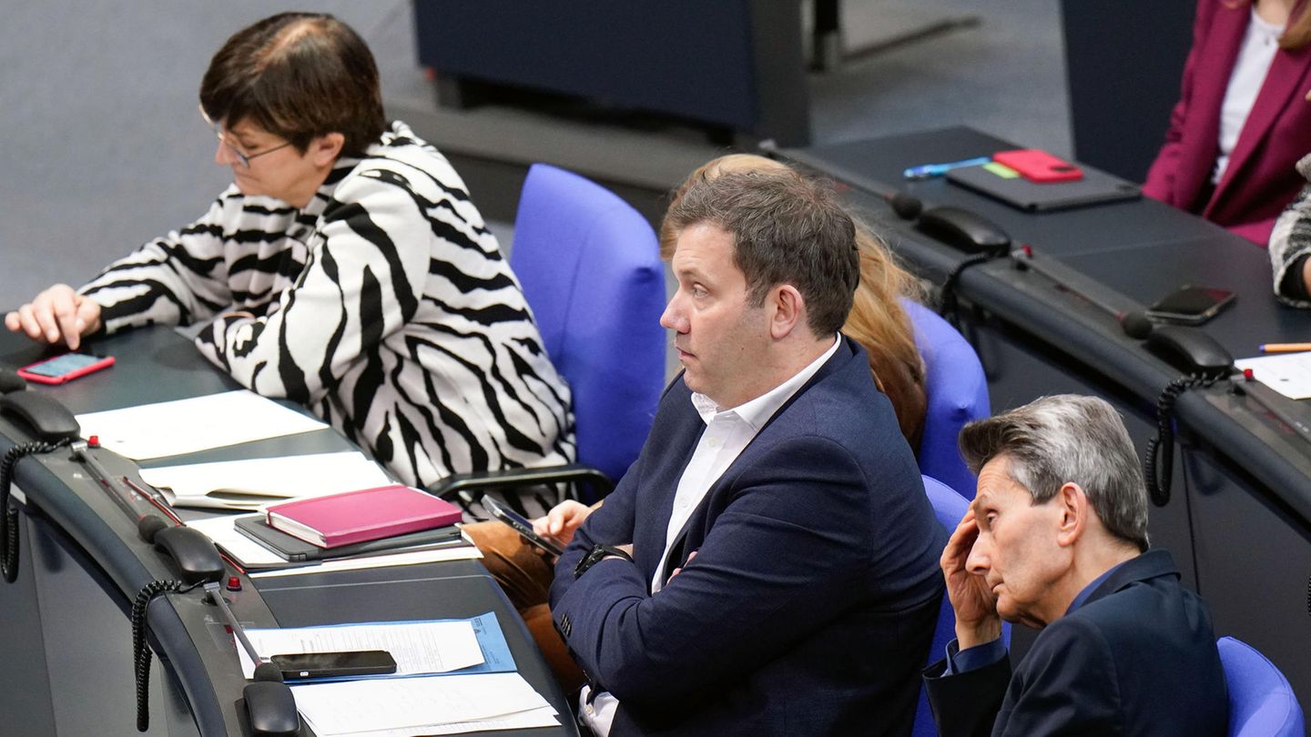 Parteien: Die SPD-Vorsitzenden Saskia Esken und Lars Klingbeil und Fraktionschef Rolf Mützenich (r.) wirken leicht überarbeitet. Und dann noch die schlechten Umfragewerte für die Sozis und die Ampel-Koalition. Im Faulheitsranking steht die Fraktion aber nicht so schlecht da. 5,6 Prozent legten eine Entschuldigung für das Fehlen bei Bundestagssitzungen vor. In absoluten Zahlen sind das 1765 Fehltage bisher. Die SPD-Vorsitzenden Saskia Esken und Lars Klingbeil und Fraktionschef Rolf Mützenich (r.) wirken leicht überarbeitet. Und dann noch die schlechten Umfragewerte für die Sozis und die Ampel-Koalition. Im Faulheitsranking steht die Fraktion aber nicht so schlecht da. 5,6 Prozent legten eine Entschuldigung für das Fehlen bei Bundestagssitzungen vor. In absoluten Zahlen sind das 1765 Fehltage bisher.