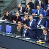 Siehe da: Die FDP, die Partei der Selbstständigen und Unternehmer, ist am fleißigsten. Nur 4,7 Prozent der liberalen Abgeordneten haben sich für Sitzungen entschuldigt. Das sind insgesamt 659 Fehltage. Zum Leidwesen der FDP spiegelt sich ihr Einsatz für die deutsche Politik nicht in den Umfragewerten wider.