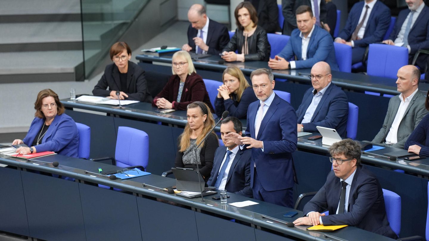 Siehe da: Die FDP, die Partei der Selbstständigen und Unternehmer, ist am fleißigsten. Nur 4,7 Prozent der liberalen Abgeordneten haben sich für Sitzungen entschuldigt. Das sind insgesamt 659 Fehltage. Zum Leidwesen der FDP spiegelt sich ihr Einsatz für die deutsche Politik nicht in den Umfragewerten wider.