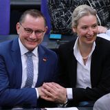 Sie sind die Faulsten: 10,2 Prozent der Fraktionsabgeordneten der AfD, hier mit den Vorsitzenden Tino Chrupalla und Alice Weidel, haben bei den bisherigen 152 Sitzungen im Bundestag gefehlt. Das ist der höchste Wert unter den Fraktionen, den die Auswertung durch das "Handelsblatt" ergeben hat. Die Gesamtzahl der Fehltage ohne Mutterschutz beläuft sich demnach auf 1213.