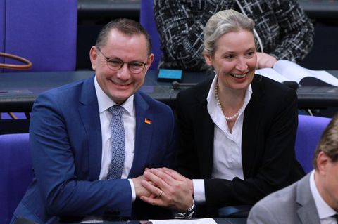 Sie sind die Faulsten: 10,2 Prozent der Fraktionsabgeordneten der AfD, hier mit den Vorsitzenden Tino Chrupalla und Alice Weidel, haben bei den bisherigen 152 Sitzungen im Bundestag gefehlt. Das ist der höchste Wert unter den Fraktionen, den die Auswertung durch das "Handelsblatt" ergeben hat. Die Gesamtzahl der Fehltage ohne Mutterschutz beläuft sich demnach auf 1213.