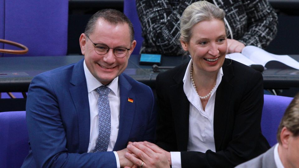 Sie sind die Faulsten: 10,2 Prozent der Fraktionsabgeordneten der AfD, hier mit den Vorsitzenden Tino Chrupalla und Alice Weidel, haben bei den bisherigen 152 Sitzungen im Bundestag gefehlt. Das ist der höchste Wert unter den Fraktionen, den die Auswertung durch das "Handelsblatt" ergeben hat. Die Gesamtzahl der Fehltage ohne Mutterschutz beläuft sich demnach auf 1213.