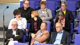 Nehmen sich auch gerne frei: 9,9 Prozent der Linken-Abgeordneten haben bei Bundestagssitzungen gefehlt. Der Wert gilt für die Zeit, als die Linken noch Fraktionsstärke besaßen. Nach dem Austritt von Sahra Wagenknecht und ihren Gefolgsleuten aus der Fraktion im Dezember 2023 hat die Linke nur noch Gruppen-Status (Gruppe Die Linke). Das entspricht einer absoluten Zahl von 535 Fehltagen.         
