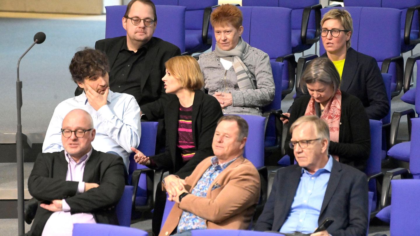 Parteien: Nehmen sich auch gerne frei: 9,9 Prozent der Linken-Abgeordneten haben bei Bundestagssitzungen gefehlt. Der Wert gilt für die Zeit, als die Linken noch Fraktionsstärke besaßen. Nach dem Austritt von Sahra Wagenknecht und ihren Gefolgsleuten aus der Fraktion im Dezember 2023 hat die Linke nur noch Gruppen-Status (Gruppe Die Linke). Das entspricht einer absoluten Zahl von 535 Fehltagen. Nehmen sich auch gerne frei: 9,9 Prozent der Linken-Abgeordneten haben bei Bundestagssitzungen gefehlt. Der Wert gilt für die Zeit, als die Linken noch Fraktionsstärke besaßen. Nach dem Austritt von Sahra Wagenknecht und ihren Gefolgsleuten aus der Fraktion im Dezember 2023 hat die Linke nur noch Gruppen-Status (Gruppe Die Linke). Das entspricht einer absoluten Zahl von 535 Fehltagen.