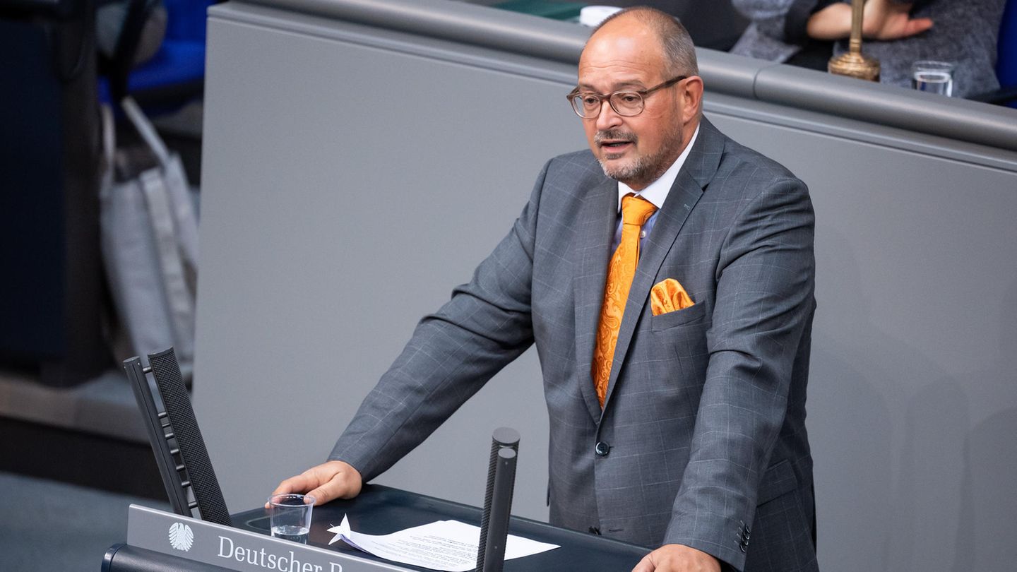 Er schießt den Vogel ab: Uwe Witte, früher AfD-Abgeordneter und mittlerweile fraktionslos, fehlt mit Abstand am meisten. Nur bei sieben der 152 Sitzungen war er nicht entschuldigt. 