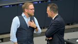 Jan Korte von den Linken (links im Bild) ist ebenfalls ziemlich faul, wenn man die Entschuldigungen für Plenarsitzungen zu Grunde legt. "Bei knapp einem Drittel der Sitzungen" fehlte der Politiker, schreibt das "Handelsblatt". Er sei tatsächlich häufig krank gewesen, antwortete Korte auf Anfrage.