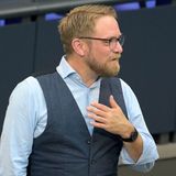 Jan Korte von den Linken (links im Bild) ist ebenfalls ziemlich faul, wenn man die Entschuldigungen für Plenarsitzungen zu Grunde legt. "Bei knapp einem Drittel der Sitzungen" fehlte der Politiker, schreibt das "Handelsblatt". Er sei tatsächlich häufig krank gewesen, antwortete Korte auf Anfrage.